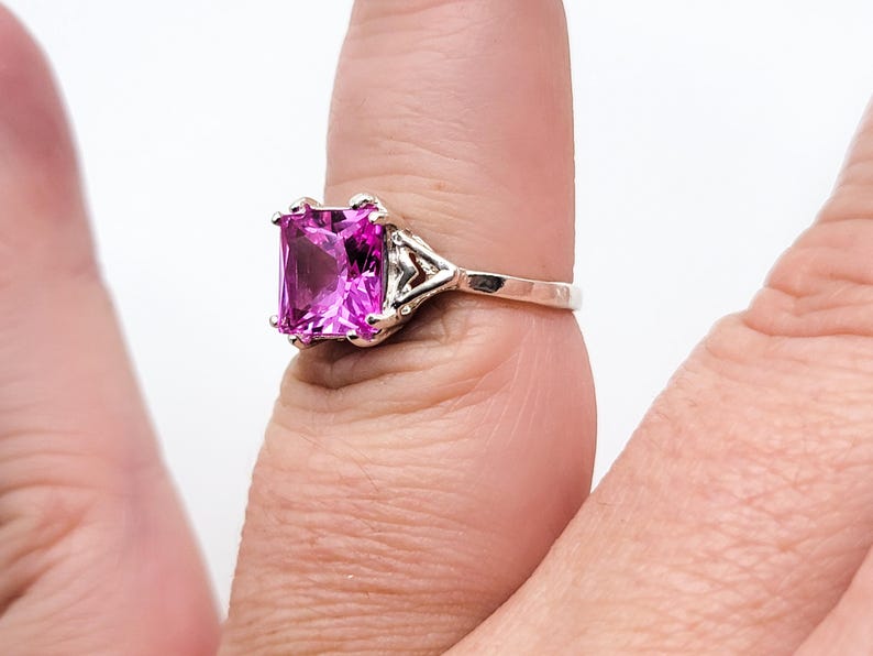 Anello in argento sterling 925 con zaffiro rosa taglio princess reattivo ai raggi UV. immagine 7