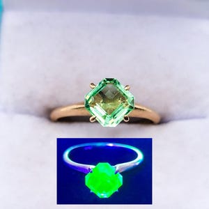 14k Gold Uranium Glass Ring Green Square Cut Solitaire Size 6.5