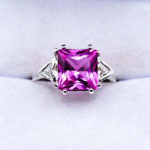 Anello in argento sterling 925 con zaffiro rosa taglio princess reattivo ai raggi UV. immagine 3