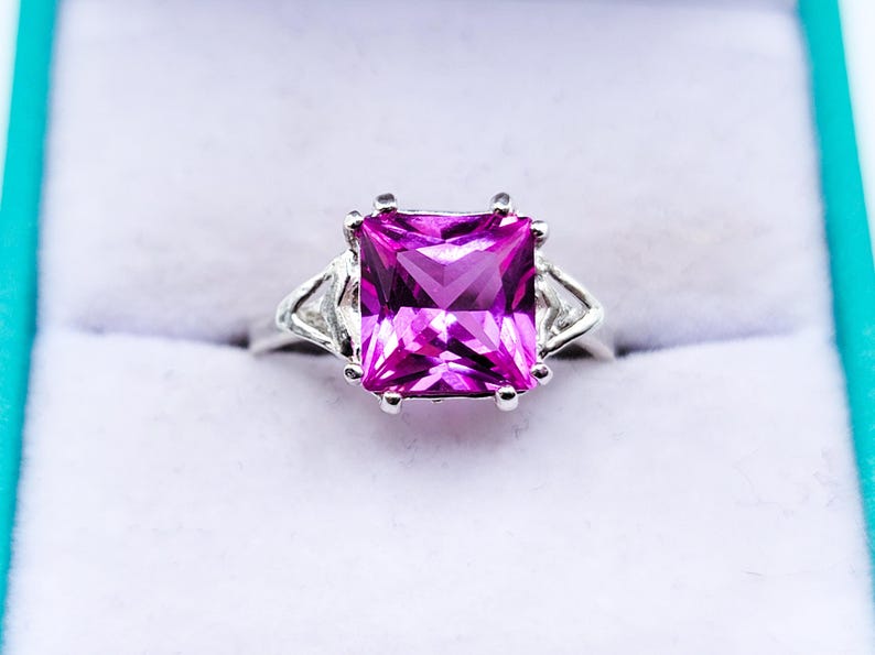 Anello in argento sterling 925 con zaffiro rosa taglio princess reattivo ai raggi UV. immagine 3
