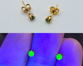 Könnte beinhalten: Ein Paar goldene Ohrstecker mit kleinen, runden, facettierten grünen Steinen. Der obere Teil des Bildes zeigt die Ohrringe bei natürlichem Licht, während der untere Teil die Steine zeigt, die unter UV-Licht hell neon-grün leuchten.