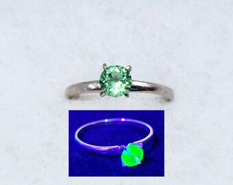 Bague en or blanc 10 carats et verre d'uranium, solitaire vert taille brillant, taille 7