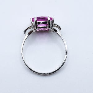 Anello in argento sterling 925 con zaffiro rosa taglio princess reattivo ai raggi UV. immagine 8