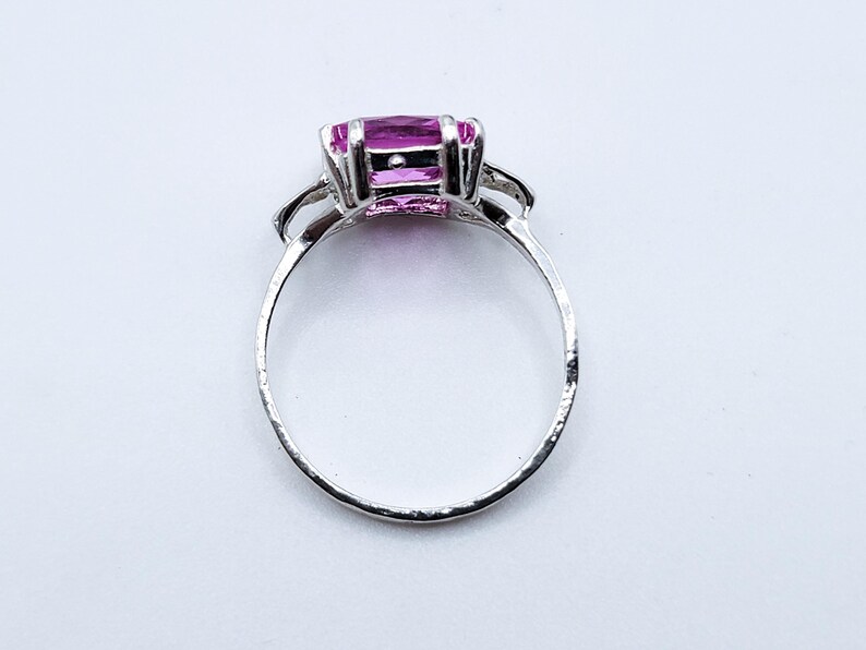 Anello in argento sterling 925 con zaffiro rosa taglio princess reattivo ai raggi UV. immagine 8