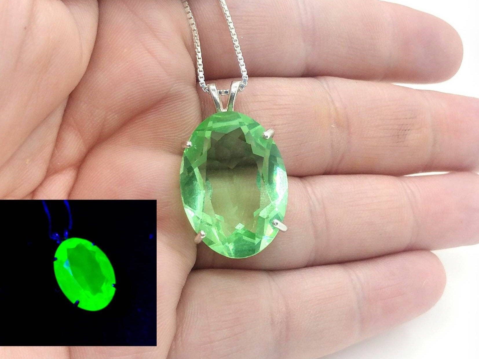 (珍品) ウランガラスのネックレス 珍品) ウランガラスのネックレス