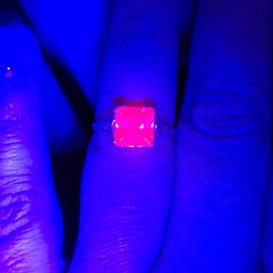 Anello in argento sterling 925 con zaffiro rosa taglio princess reattivo ai raggi UV. immagine 6
