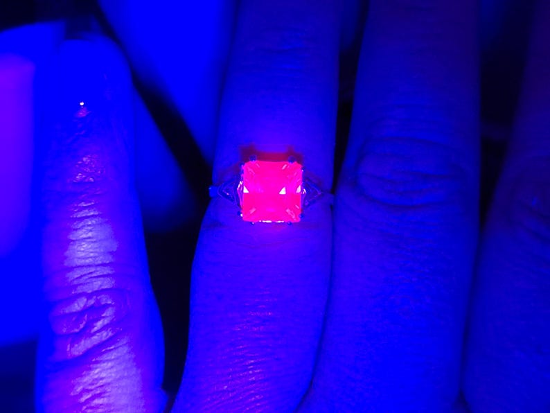 Anello in argento sterling 925 con zaffiro rosa taglio princess reattivo ai raggi UV. immagine 6