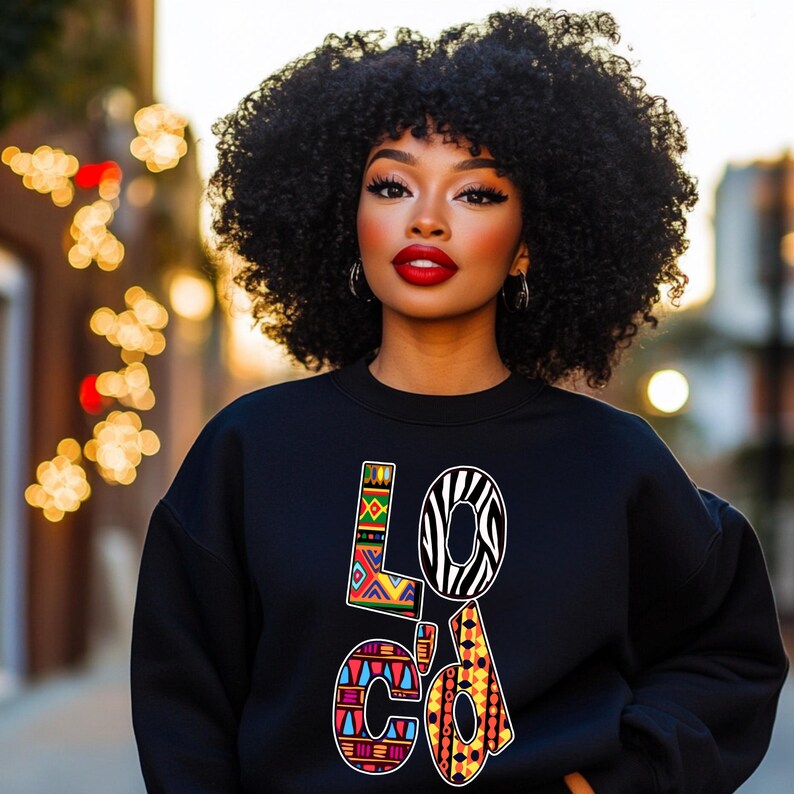 Puede incluir: Sudadera negra con la palabra "LOC'D" impresa en letras coloridas y estampadas. Las letras est&aacute;n formadas por diferentes dise&ntilde;os geom&eacute;tricos y estampados de animales.