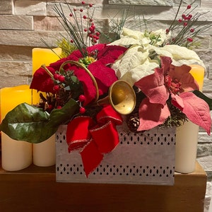 Cesta de lata de Navidad con flor de pascua