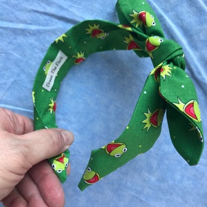 Opaski z postaciami, żabami, Kermitem, Muppetami, kokardką tematyczną