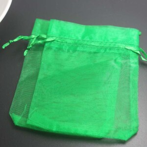 Puede incluir: Una bolsa de cord&oacute;n verde transparente hecha de tela de organza. La bolsa est&aacute; vac&iacute;a y lista para llenarse con peque&ntilde;os regalos o favores.