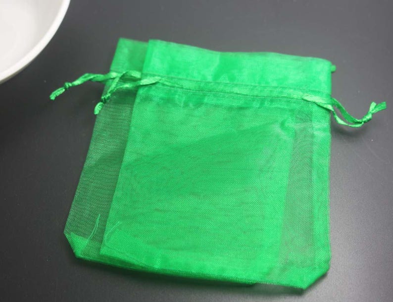 Puede incluir: Una bolsa de cord&oacute;n verde transparente hecha de tela de organza. La bolsa est&aacute; vac&iacute;a y lista para llenarse con peque&ntilde;os regalos o favores.