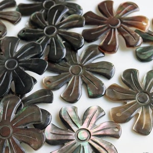 32mm Natural shell hand-carved black shell sunflower loose beads pendant earrings hairpin semi-finished DIY jewelry accessories.One pendant image 2