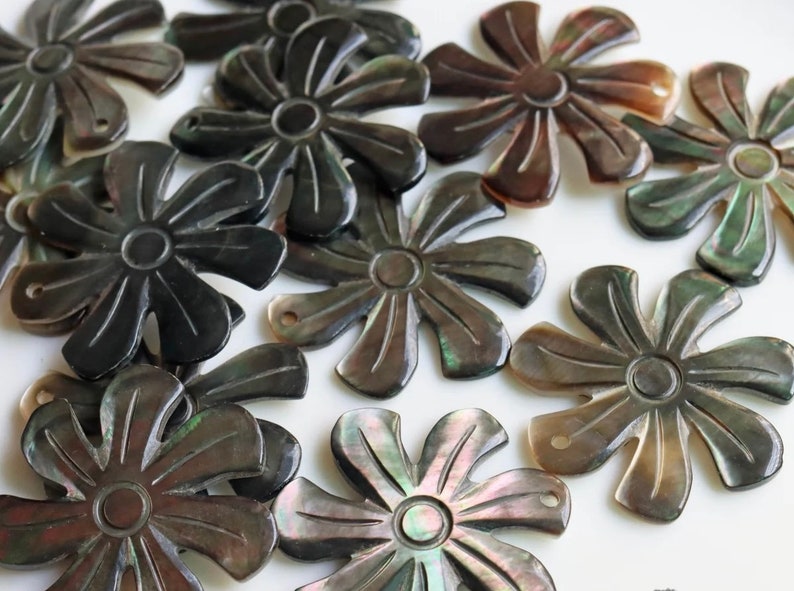 32mm Natural shell hand-carved black shell sunflower loose beads pendant earrings hairpin semi-finished DIY jewelry accessories.One pendant image 2
