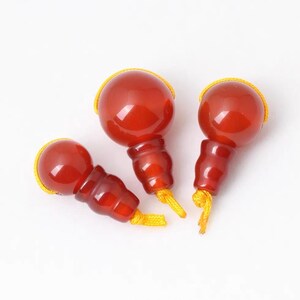 Peut inclure: Trois perles de prière en cornaline rouge avec un cordon jaune. Les perles sont rondes et ont une finition lisse et polie.