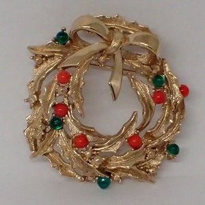 Boucher Christmas Wreath Pin Brooch, Signed and Numbered, ALL original stones RARE, Glass Gold Plated image 1