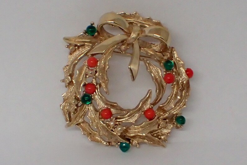 Boucher Christmas Wreath Pin Brooch, Signed and Numbered, ALL original stones RARE, Glass Gold Plated image 1