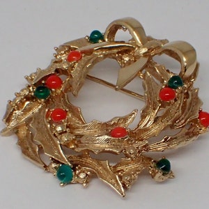 Boucher Christmas Wreath Pin Brooch, Signed and Numbered, ALL original stones RARE, Glass Gold Plated image 4