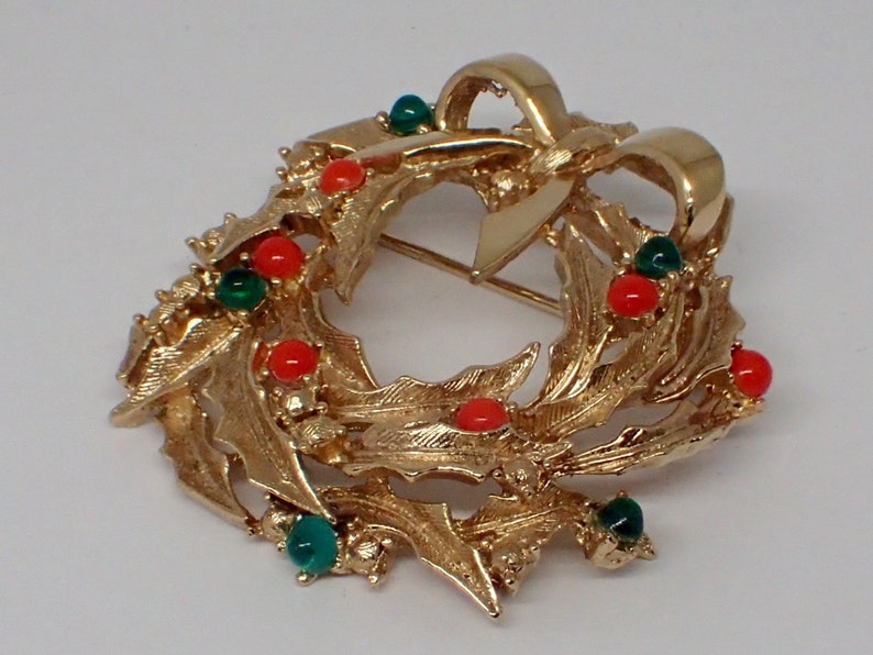 Boucher Christmas Wreath Pin Brooch, Signed and Numbered, ALL original stones RARE, Glass Gold Plated image 4