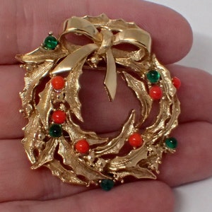 Boucher Christmas Wreath Pin Brooch, Signed and Numbered, ALL original stones RARE, Glass Gold Plated image 3