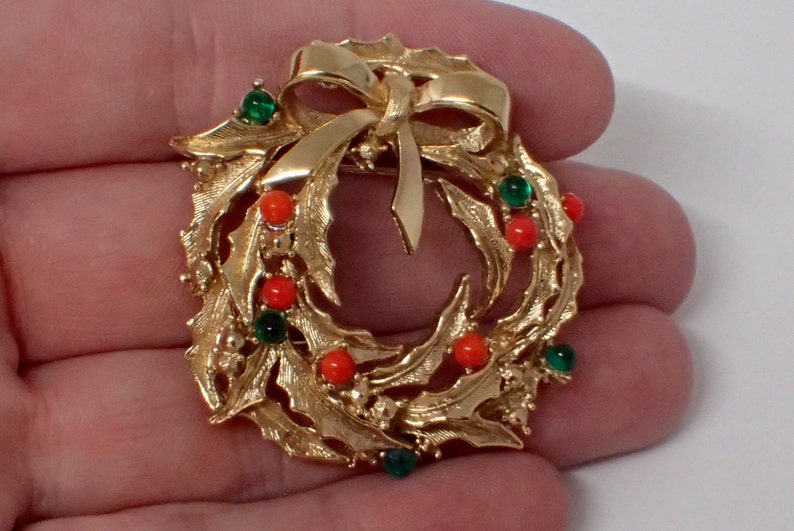 Boucher Christmas Wreath Pin Brooch, Signed and Numbered, ALL original stones RARE, Glass Gold Plated image 3