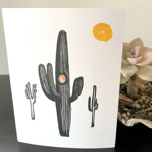 Gravure à la linogravure faite à la main de Saguaro avec hibou et soleil - Desert Series