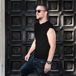Minimalistisches schwarzes Männer Tank Top/Basic Cut, Baumwolle Männer Tank Top/Raw Edge Männer Kurzärmeliges T-Shirt/High-Low Männer Tank Top/Idualist/Vestefa