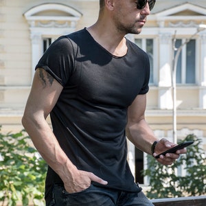 Slimfit, Roll-Up-Ärmel-T-Shirt aus schwarzer Baumwolle / Rundhalsausschnitt / Basic Raw Edge T-Shirt / Zwei vordere Stiche auf dem T-Shirt