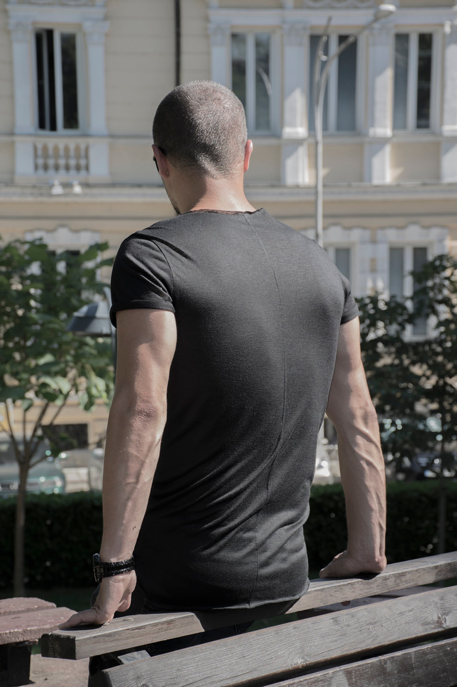 Slimfit, Roll up Sleeves Man Tshirt in Black Cotton Fabric/scoop