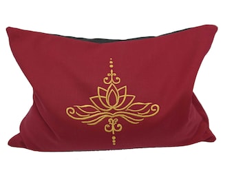 Oreiller rouge avec fleur de lotus / pierre précieuse de pin, oreiller aux herbes, oreiller énergétique, oreiller de soutien, oreiller de yoga