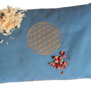 Almohada de energía azul con la flor de la vida