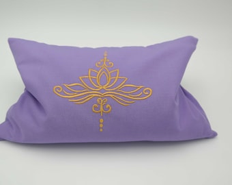 Cuscino lilla con fiori di loto / cuscino con pietre preziose di pino cembro, cuscino energetico con erbe aromatiche