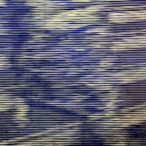 以下が含まれることがあります： 青い背景に白い線が描かれた抽象的なアートプリント。顔のパターンが作られています。