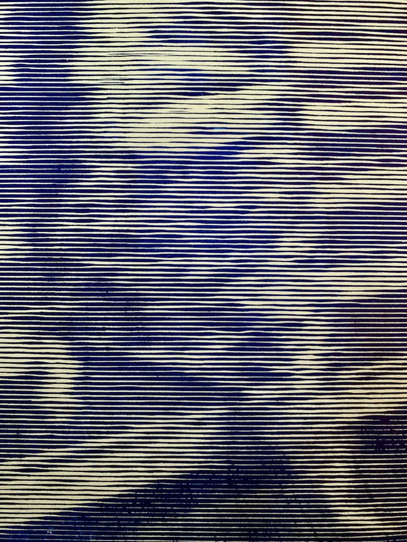 以下が含まれることがあります： 青い背景に白い線が描かれた抽象的なアートプリント。顔のパターンが作られています。