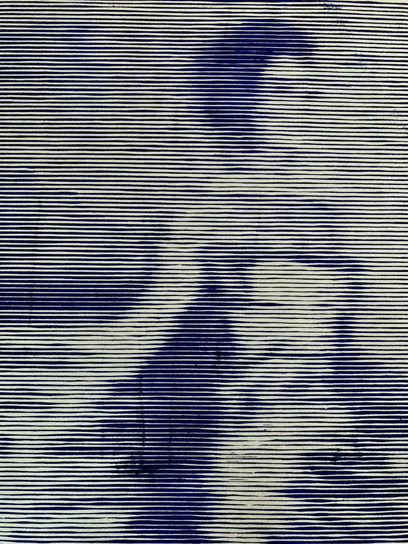 以下が含まれることがあります： 水平な線で作成された白黒の抽象的な画像。線は一部の領域で太くなっており、奥行きと寸法を感じさせます。