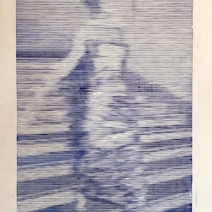 以下が含まれることがあります： 草むらの中に立っている人の白黒の線画プリント。その人は長いドレスを着て、両手を頭上に上げています。