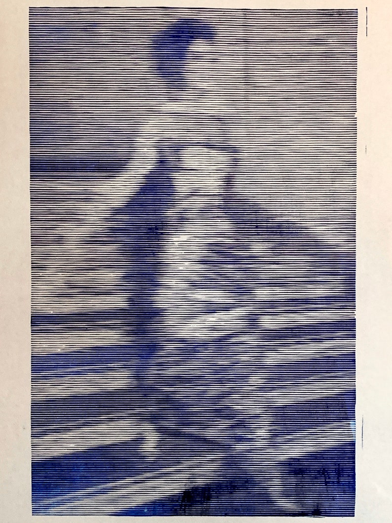 以下が含まれることがあります： 草むらの中に立っている人の白黒の線画プリント。その人は長いドレスを着て、両手を頭上に上げています。