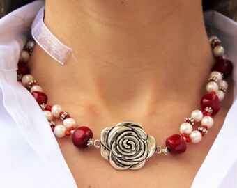 Collar ajustable de coral rojo y perlas blancas con colgante de rosa: joyería bohemia con estilo.