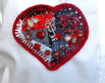 Broche de corazón bordado: Pin de solapa textil rojo y azul