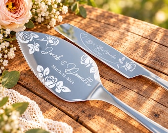 Juego personalizado de cuchillo y pala para pastel de bodas con diseño floral de rosa plateada en caja negra personalizada.