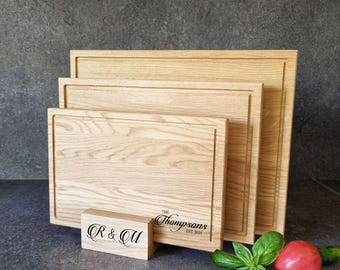 Personalisiertes europäisches Eichenholz-Schneidbrett-Set mit Ständer Personalisiertes Housewarming Charcuterie Geschenk