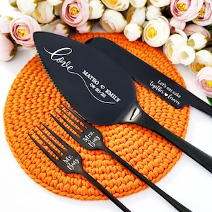 Schwarzes Hochzeitstortenmesser und Tortenheber mit Gabeln - Gravur Love Theme Set - personalisiertes Geschenk für Brautparty oder Jahrestag