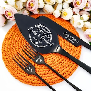 Schwarzes Hochzeitstortenmesser und Tortenheber - Gravur-Set mit Gabeln - Elegantes personalisiertes Schneideset - Brautgeschenk