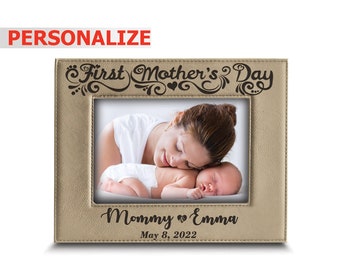 Puede incluir: Un marco de fotos de cuero beige con un diseño grabado en marrón que dice "First Mother's Day" y "Mommy Emma" con la fecha "May 8, 2022". El marco tiene una foto de una madre y un bebé.