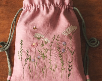 Roze linnen rugzak met geborduurde wilde bloemen, rugzak met trekkoord voor kinderen, geborduurde tas, linnen tassen, tassen voor kinderen