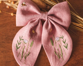 Roze strikhaarclip met geborduurde wilde bloemen, geborduurde haarstrik, geborduurde haarclip, roze linnen strik, happylabclothes-strikken