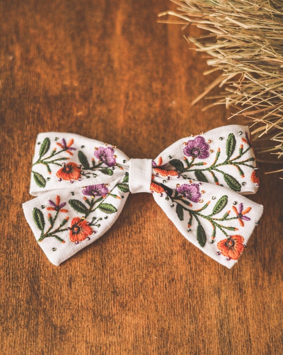 White linen hair bow decorated with embroidery and beads, linen hair bow, embroidered hair bow, hair bows for woman, hair bows for girls