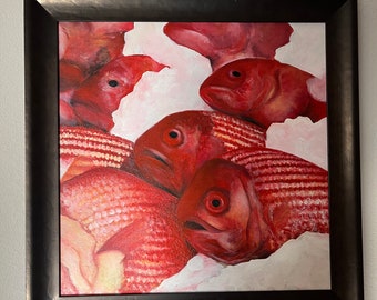 Könnte beinhalten: Ein gerahmtes Gemälde von roten Fischen auf weißem Hintergrund. Die Fische sind in einem Stapel angeordnet, wobei ihre Köpfe und Schwänze sichtbar sind. Das Gemälde ist in einem realistischen Stil gehalten, mit Liebe zum Detail in den Schuppen und Flossen der Fische.