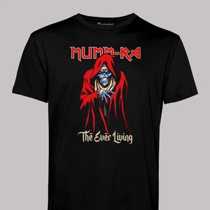 Może przedstawiać: Czarny T-shirt z grafiką przedstawiającą postać o niebieskiej skórze, ubraną w czerwoną szatę z kapturem. Pod postacią nadrukowany jest tekst "Mumm-Ra The Ever Living".