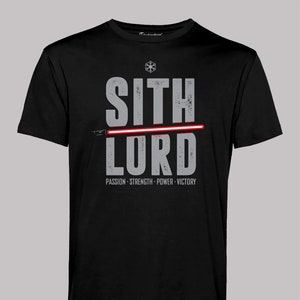 Könnte beinhalten: Schwarzes T-Shirt mit einer abgenutzten grauen Grafik, auf der "Sith Lord" steht, wobei ein roter Lichtschwert-Strich durch das Wort "Lord" verläuft. Der Text "Passion - Strength - Power - Victory" ist unter der Grafik gedruckt.